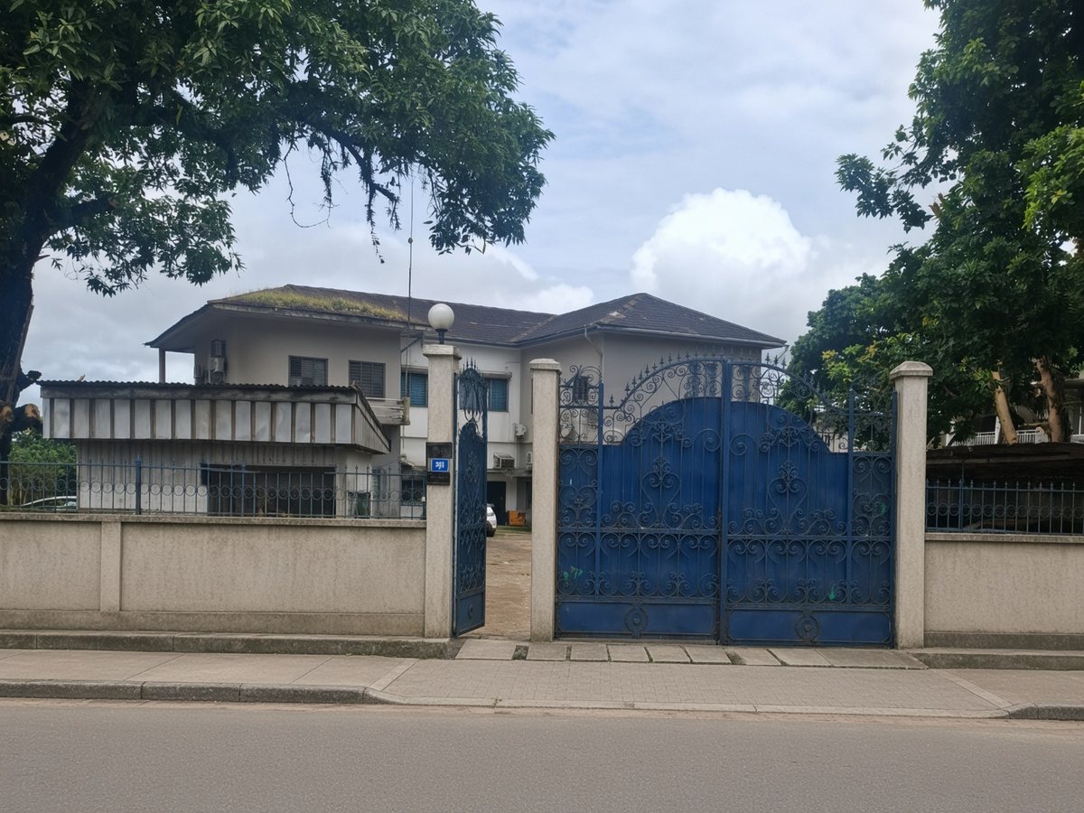 The entrance at 355 rue Alfred Saker, Akwa. Look for the blue gate.